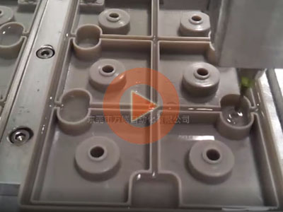 全自動(dòng)灌膠機(jī)為汽車蓄電池蓋板灌注膠水