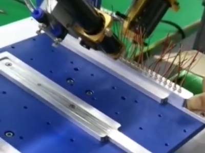 萬騰雙頭UV膠點(diǎn)膠機(jī)演示視頻